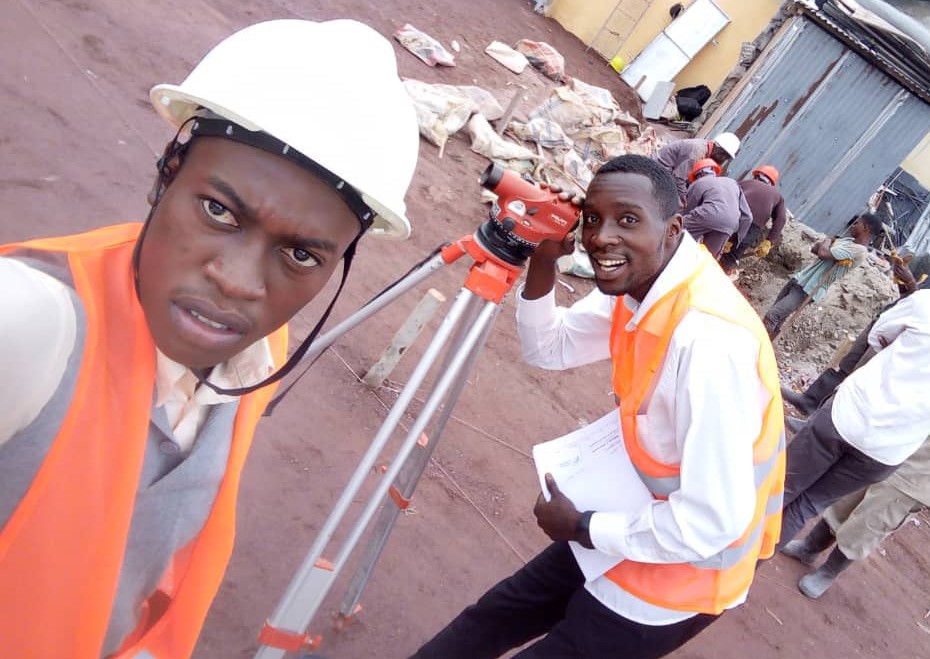 Deux ingénieurs BTP dans un chantier en construction
