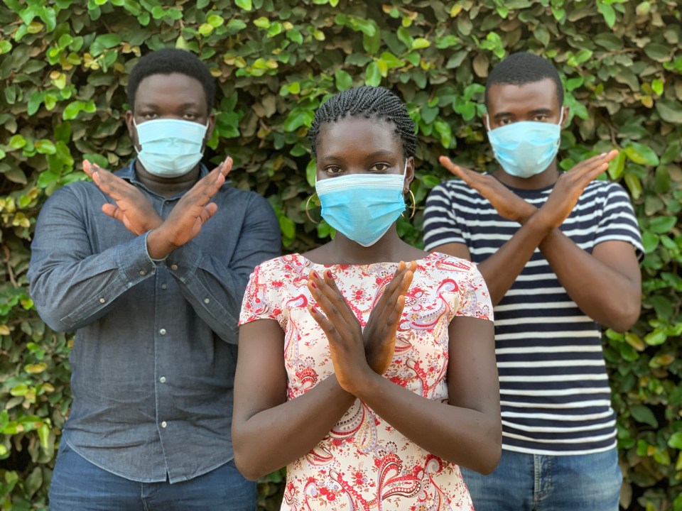 Jeunes africains portant les masques pour lutter contre le virus de Covid-19